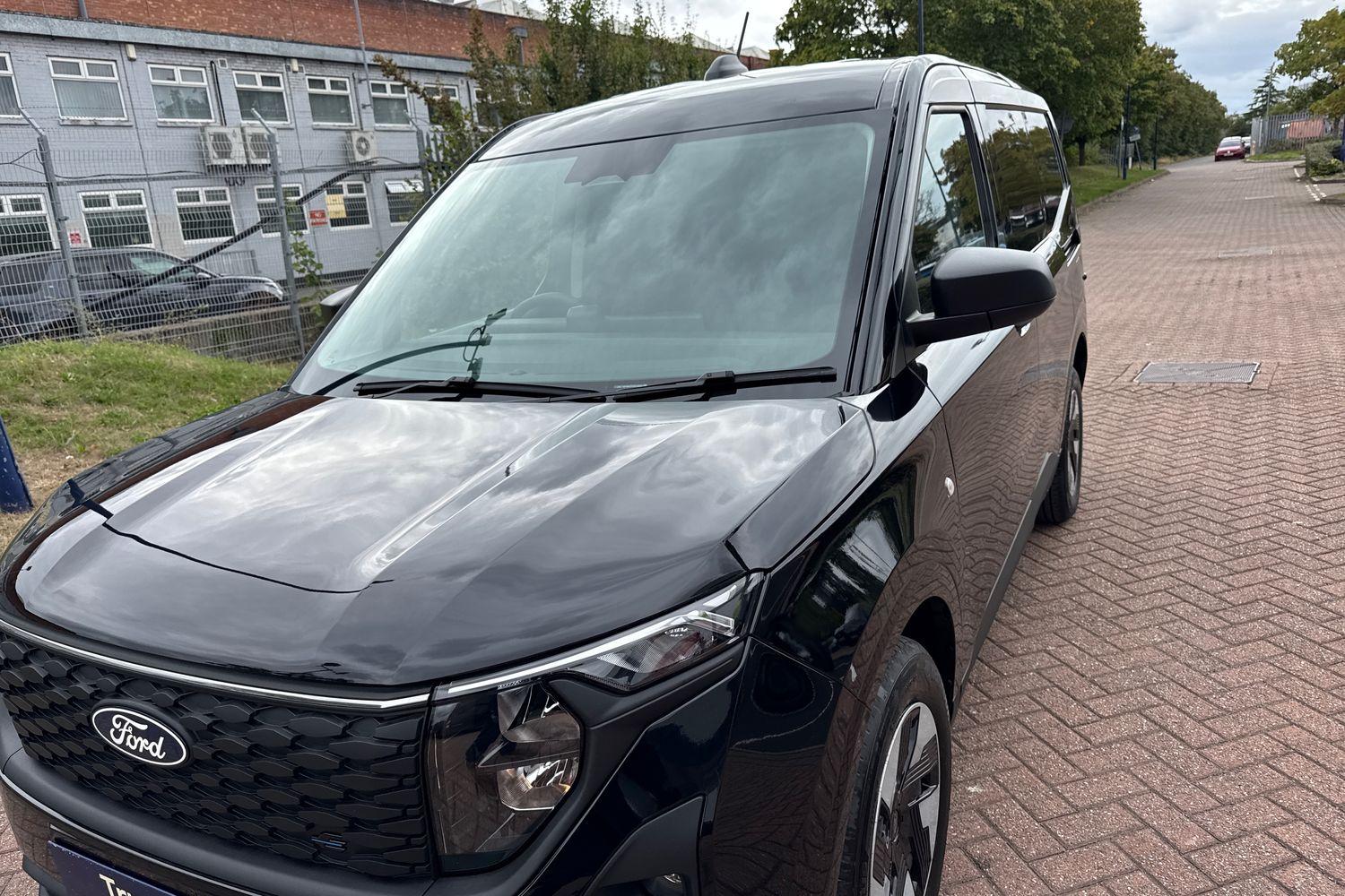 Ford E-TRANSIT COURIER Photo 15