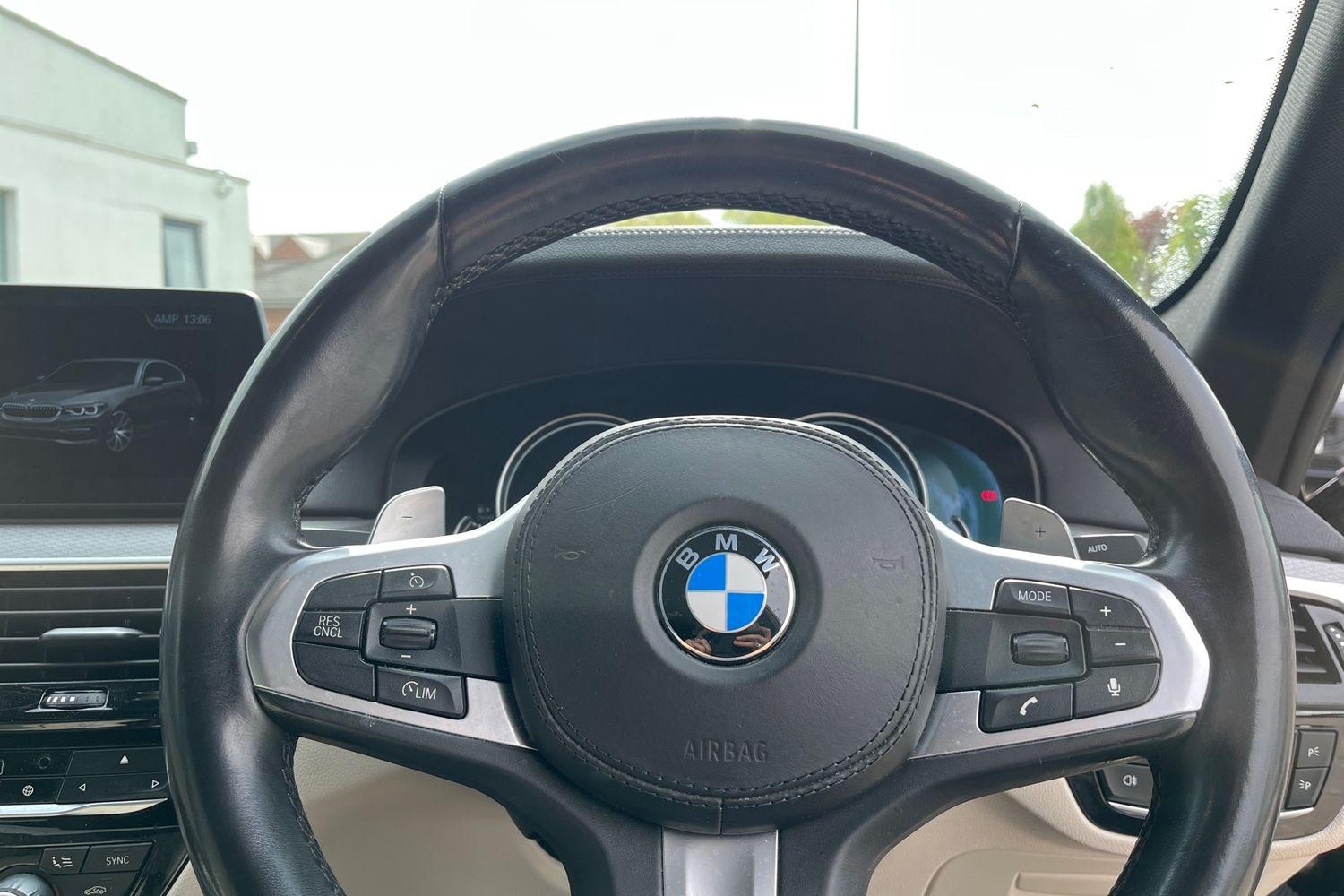 BMW 5 SERIES Photo 11