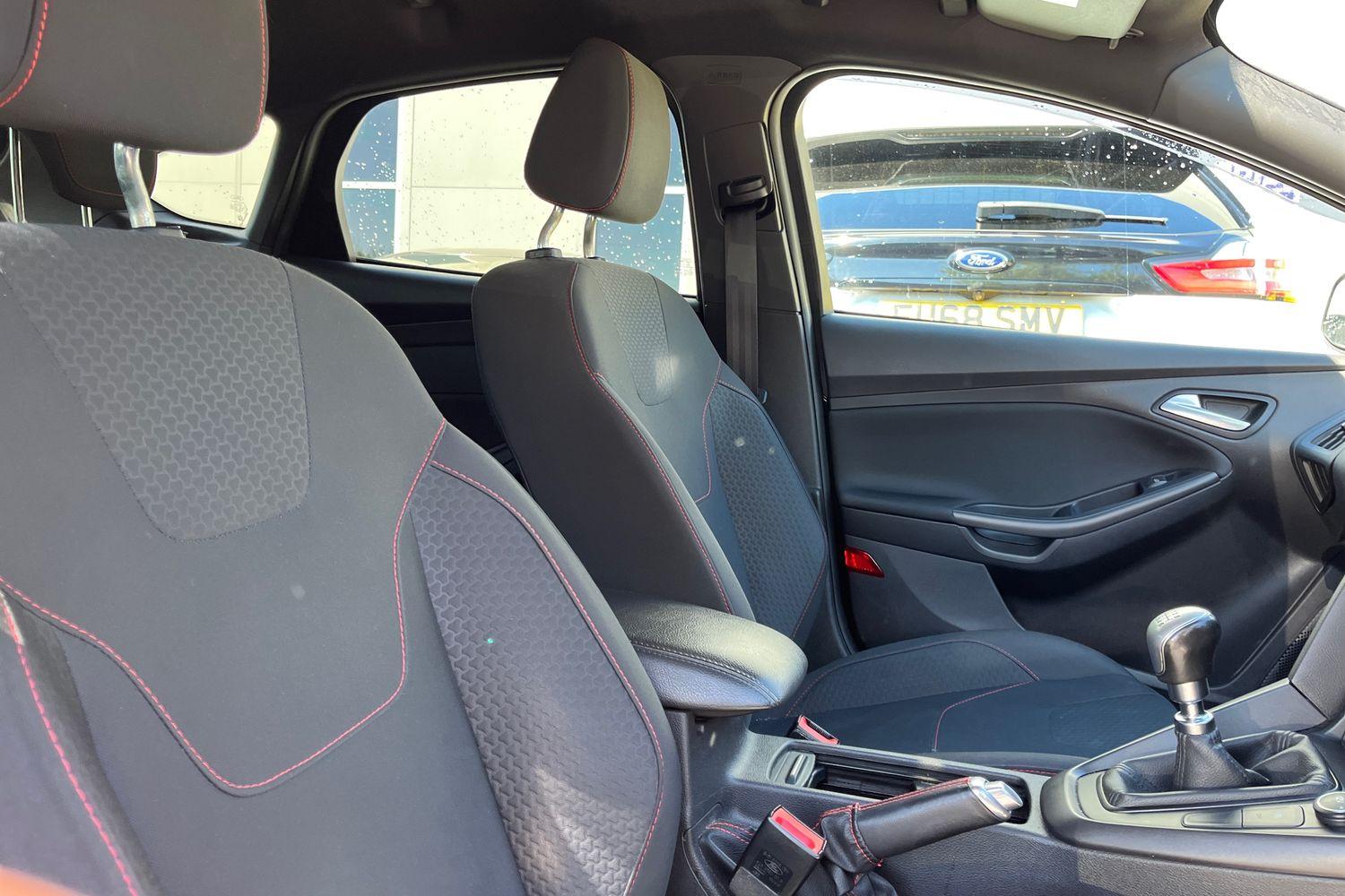 Ford FOCUS Photo 16