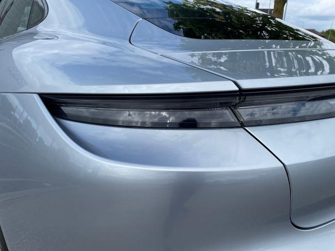 Porsche Taycan Photo 23