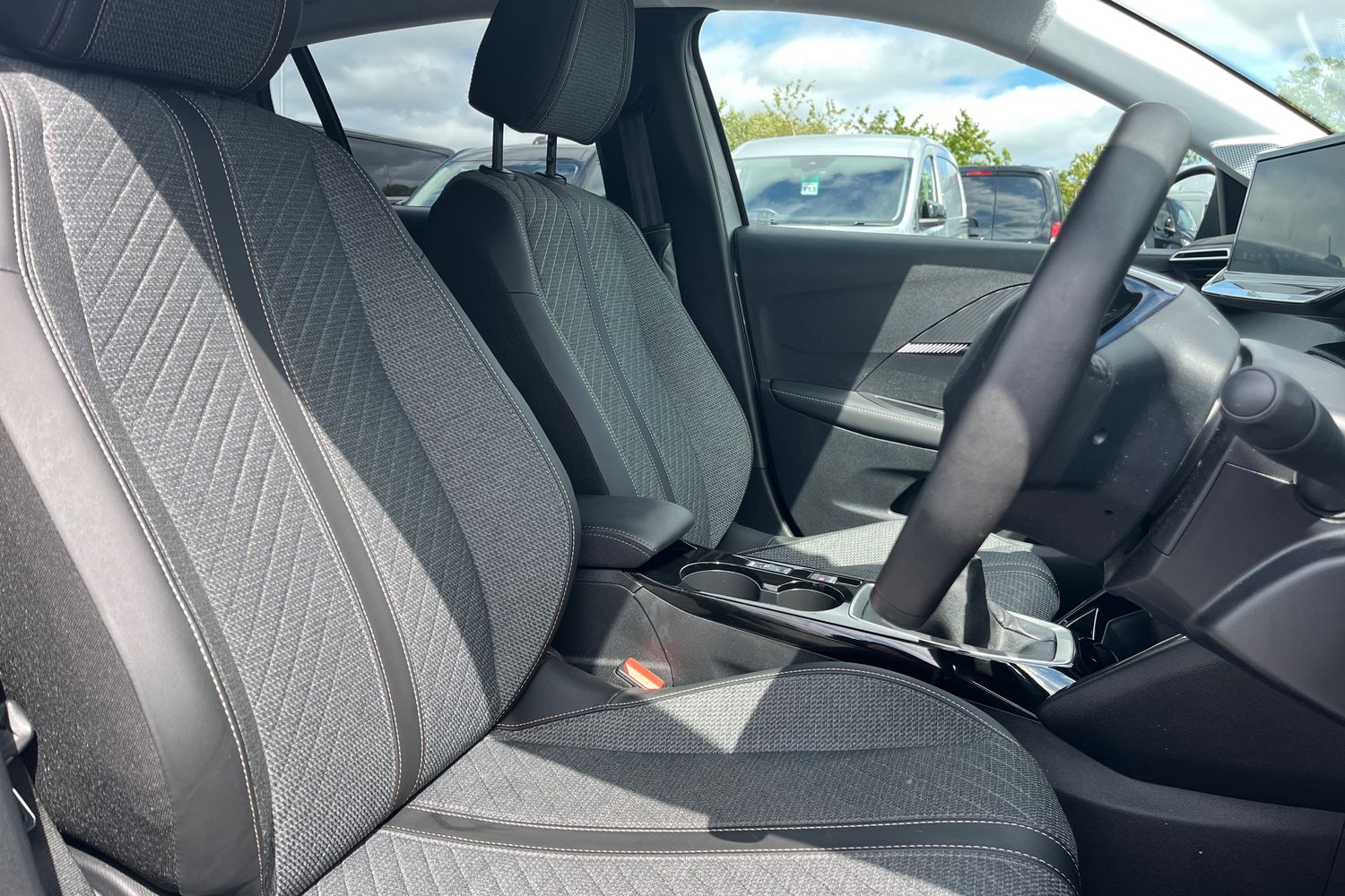 Peugeot 208 Photo 16
