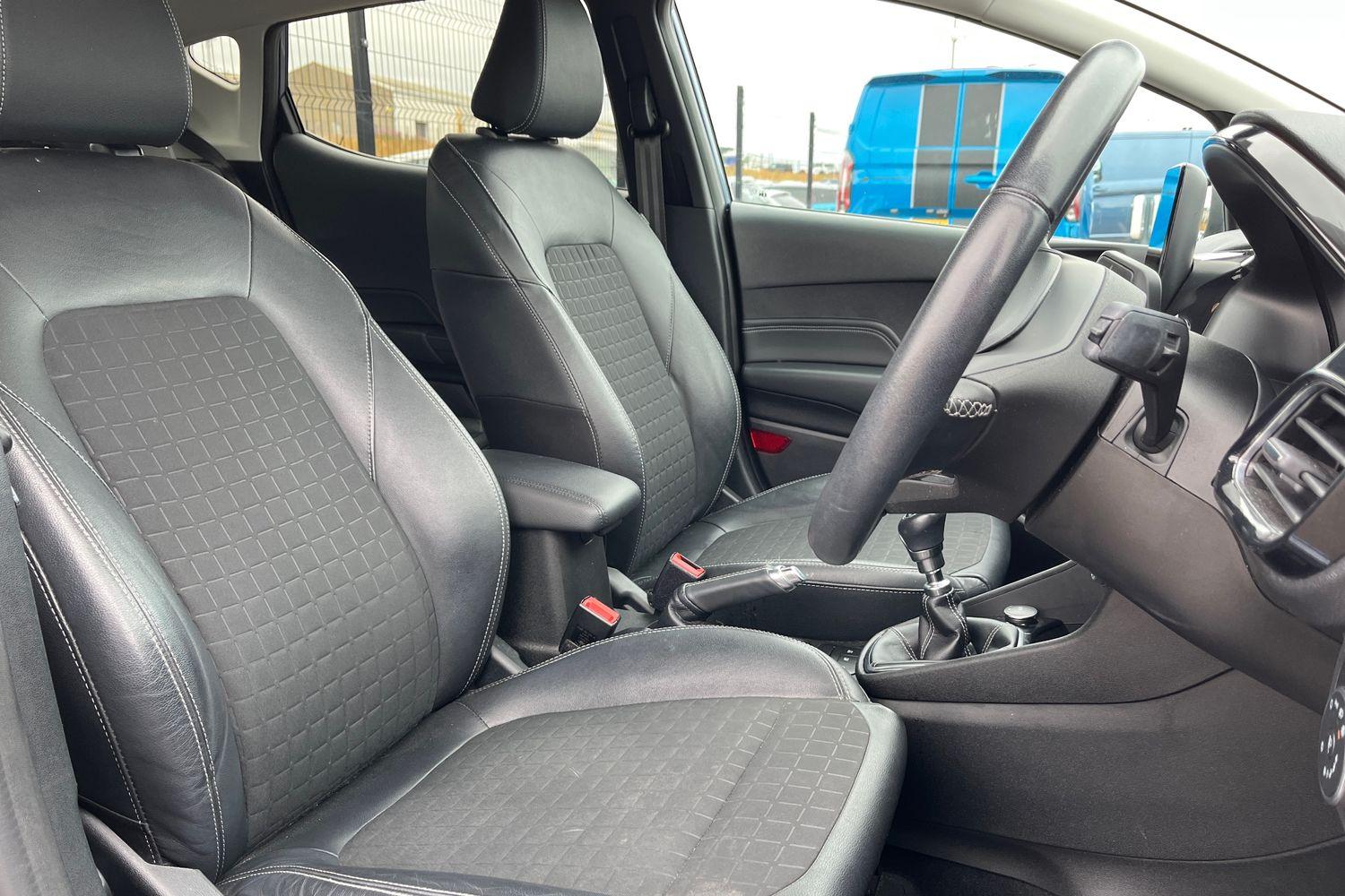 Ford FIESTA Photo 16