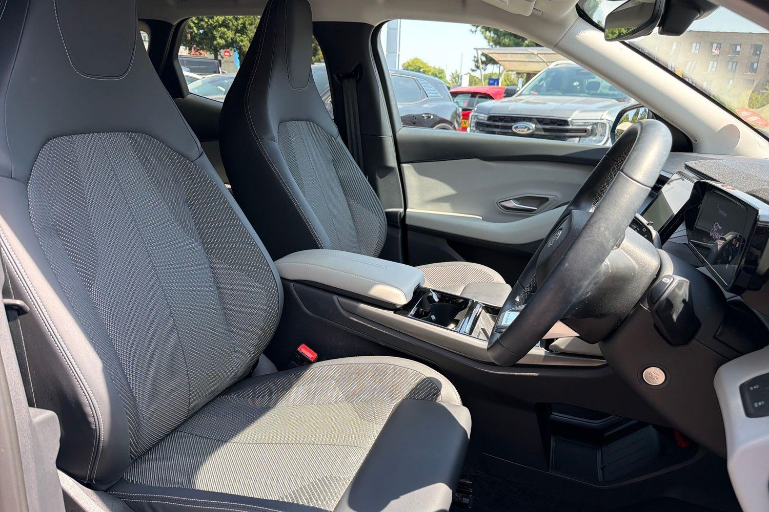 Ford Explorer Photo 16