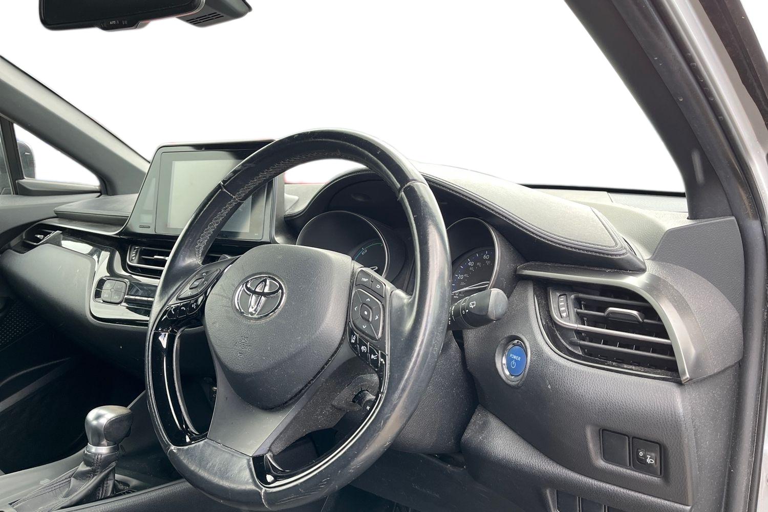 Toyota C-HR Photo 8