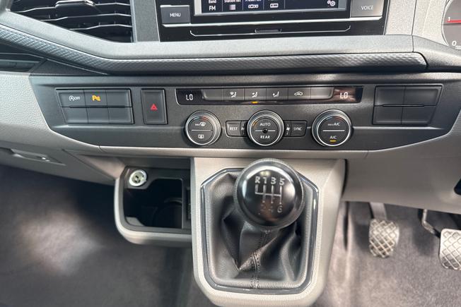 Volkswagen Transporter Shuttle Photo 39