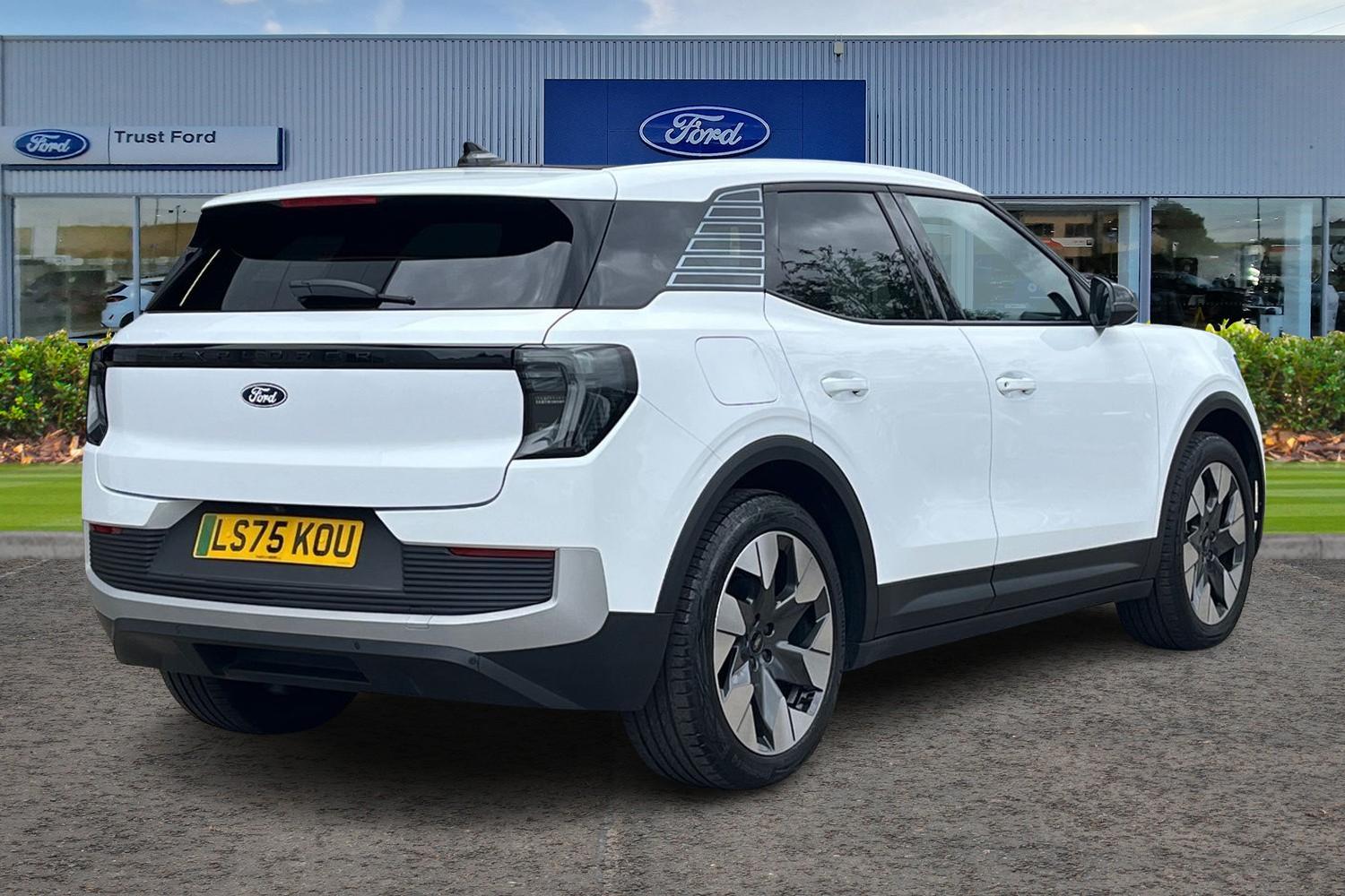 Ford Explorer Photo 3