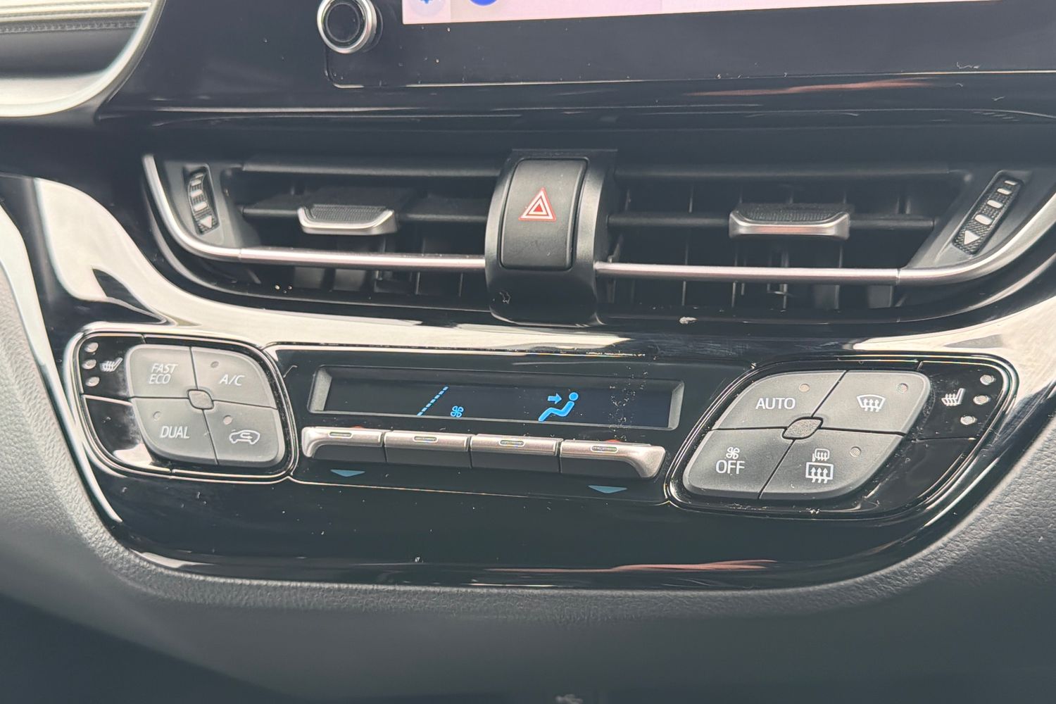 Toyota C-HR Photo 37