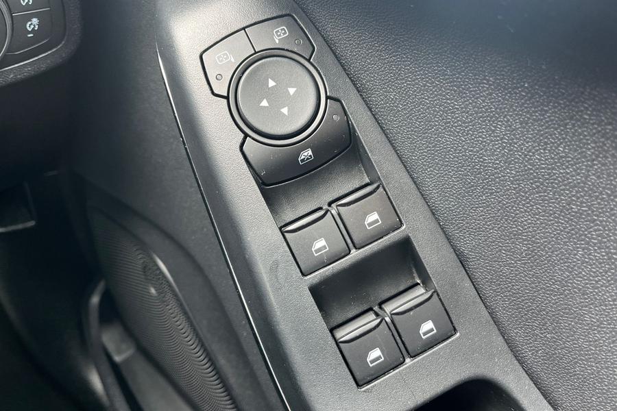 Ford FIESTA Photo autoimg-aec113894d934c23ec64a47e4096f41bacb548d7.jpg
