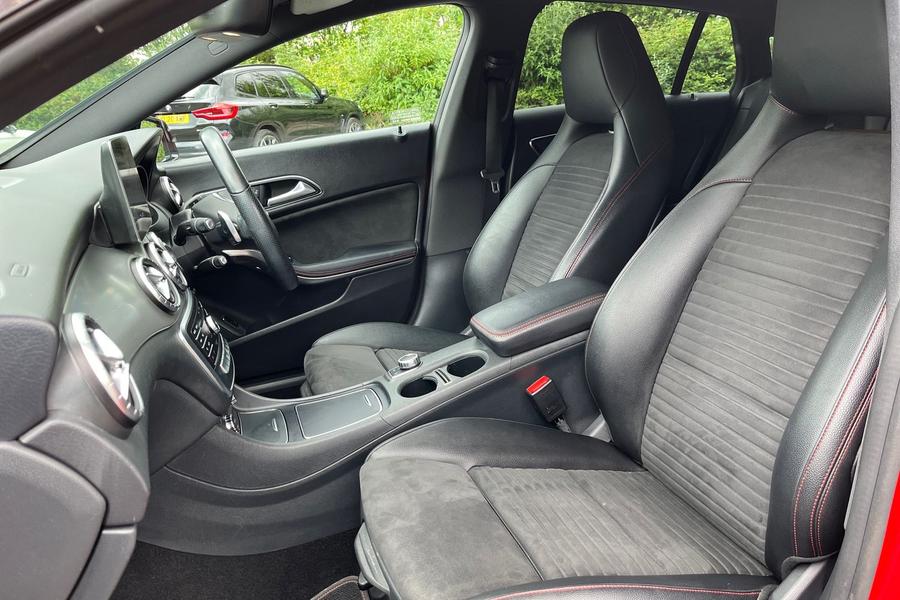 Mercedes-Benz CLA Photo autoimg-aed7eab48f3a6f1640dd4b7b27f1a80201e9bd9d.jpg