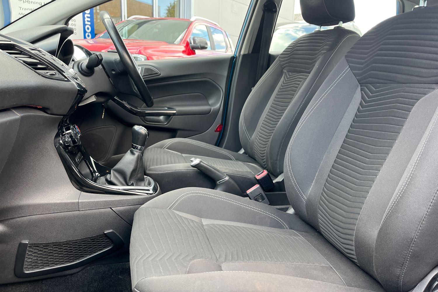 Ford FIESTA Photo 18
