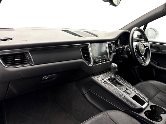 PORSCHE Macan Photo 2