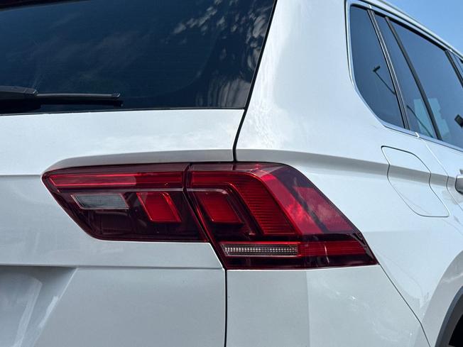 VOLKSWAGEN Tiguan Photo 18