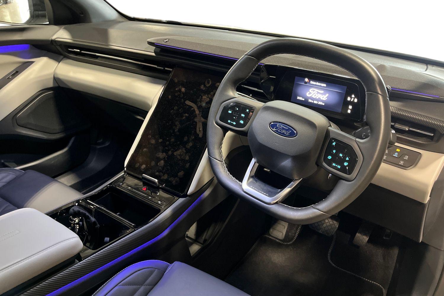 Ford Explorer Photo 8
