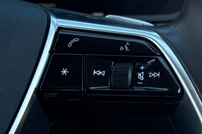 AUDI e-tron Photo 17