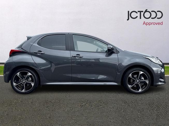 TOYOTA Yaris Photo 4