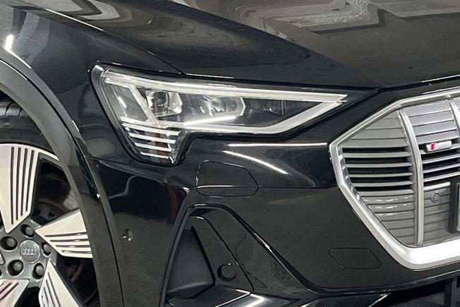 AUDI e-tron Photo 19
