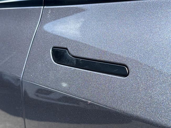 TESLA Model 3 Photo 30