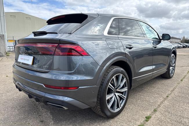 AUDI Q8 Photo 42