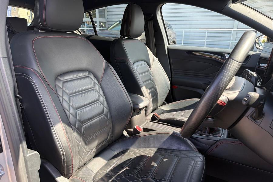 Ford FOCUS Photo autoimg-afd0f01d37e2512ec451143f55dd8d96e9b9377e.jpg