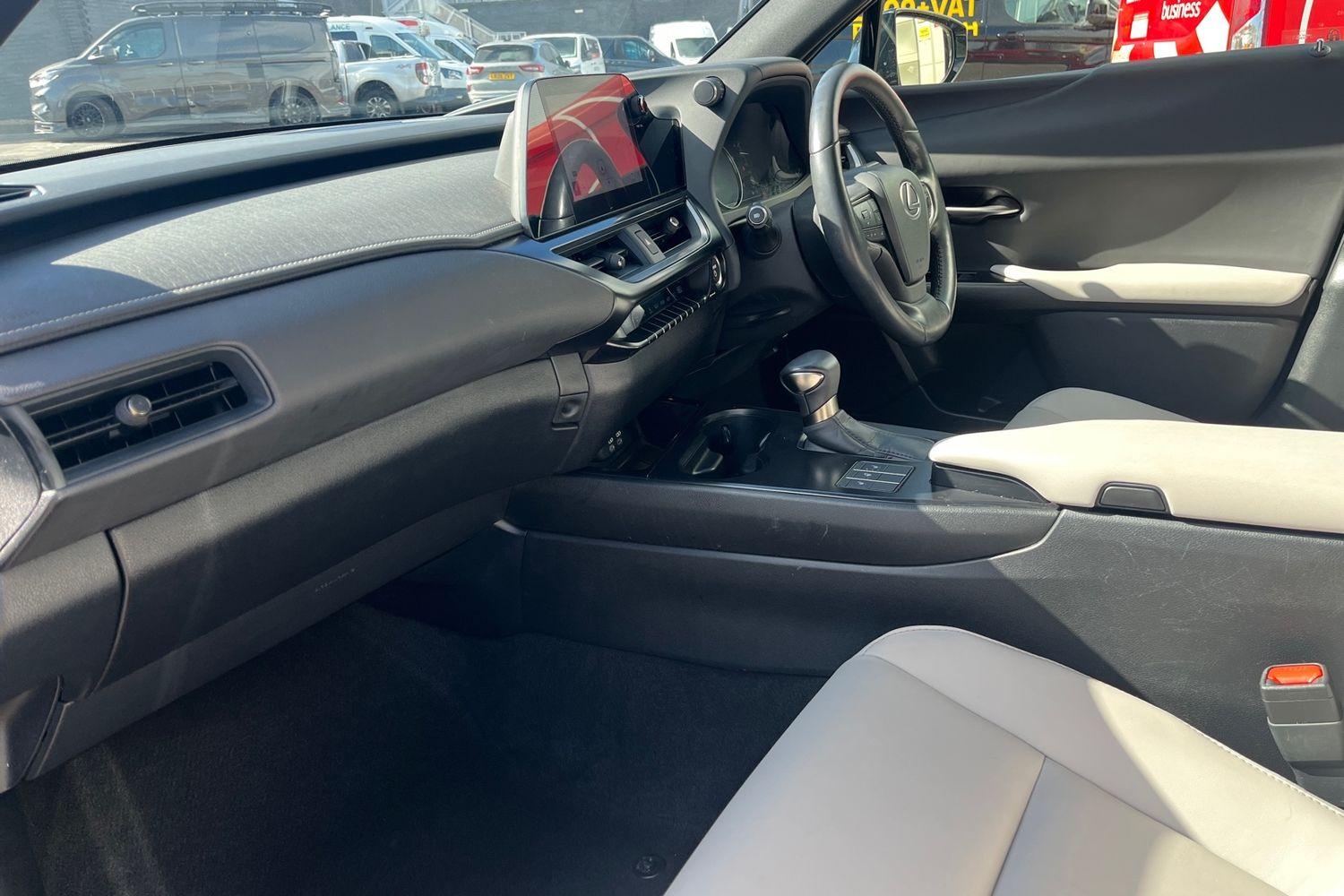Lexus UX Photo 17