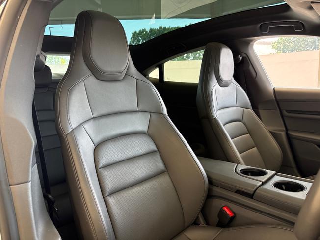 PORSCHE Taycan Photo 14