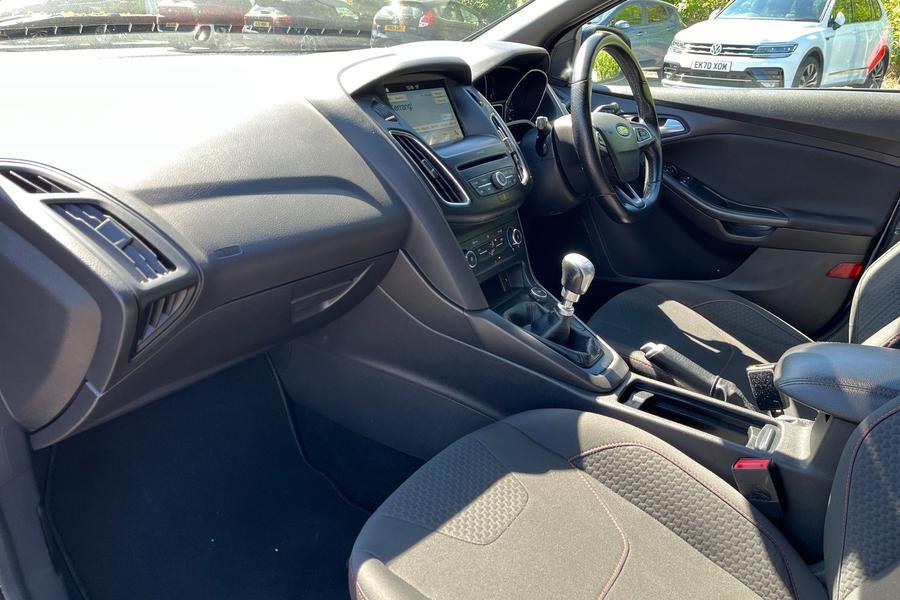 Ford FOCUS Photo autoimg-b00ad2c60ffe8465c4e8e37573358f986910f021.jpg