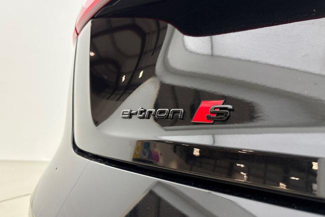 AUDI E-Tron S Photo 24