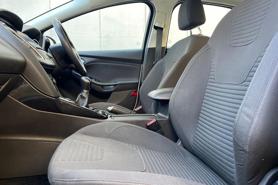 FORD FOCUS Photo autoimg-b0434a4e1f13e73a85ed5b63b49bb161b2a6b394.jpg