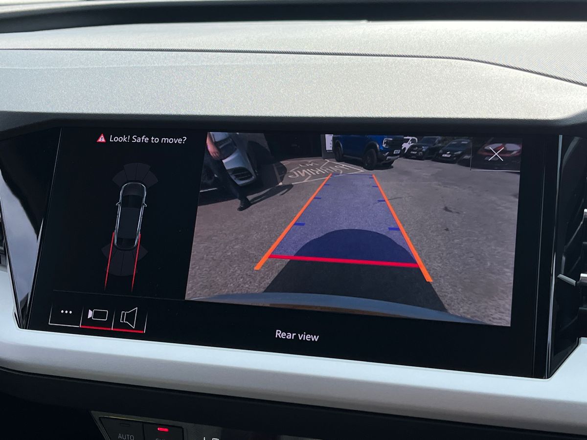Audi Q4 e-tron Photo 11
