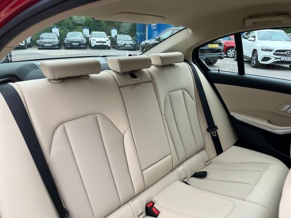 BMW 3 Series Photo autoimg-b05eec9e569177c5b08e7f95d3c4eb6574b1ce2b.jpg