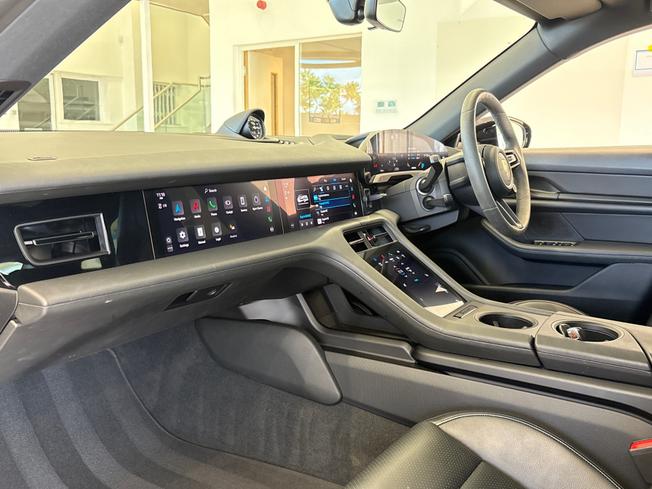 PORSCHE Taycan Photo 13