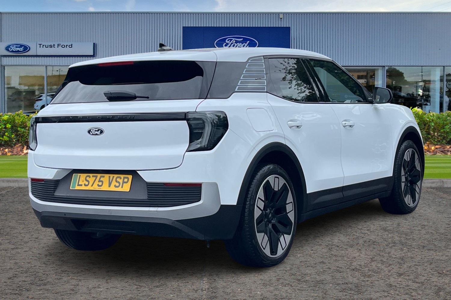 Ford Explorer Photo 3