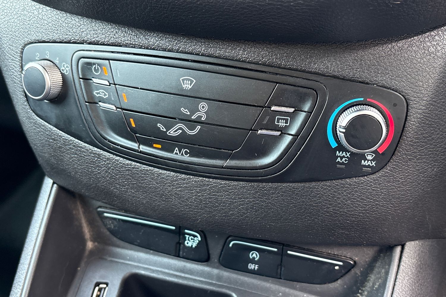 Ford TRANSIT COURIER Photo 30