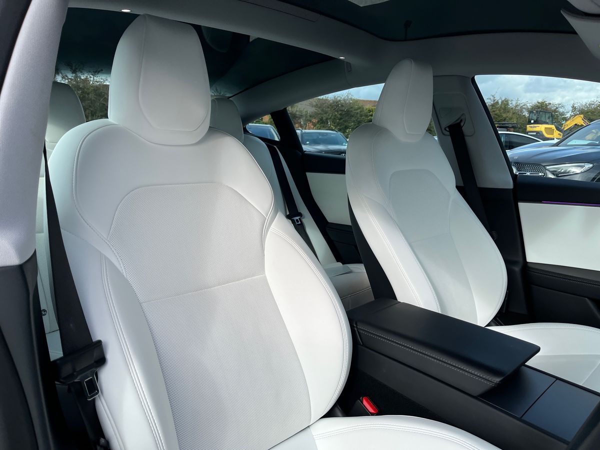 TESLA Model 3 Photo 25