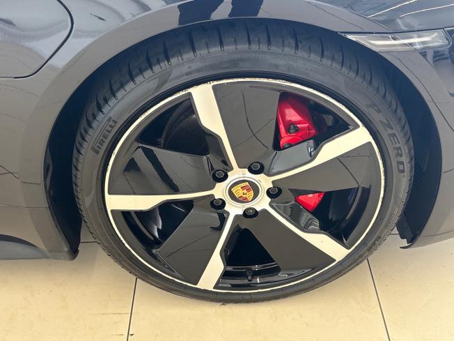 PORSCHE Taycan Photo 24