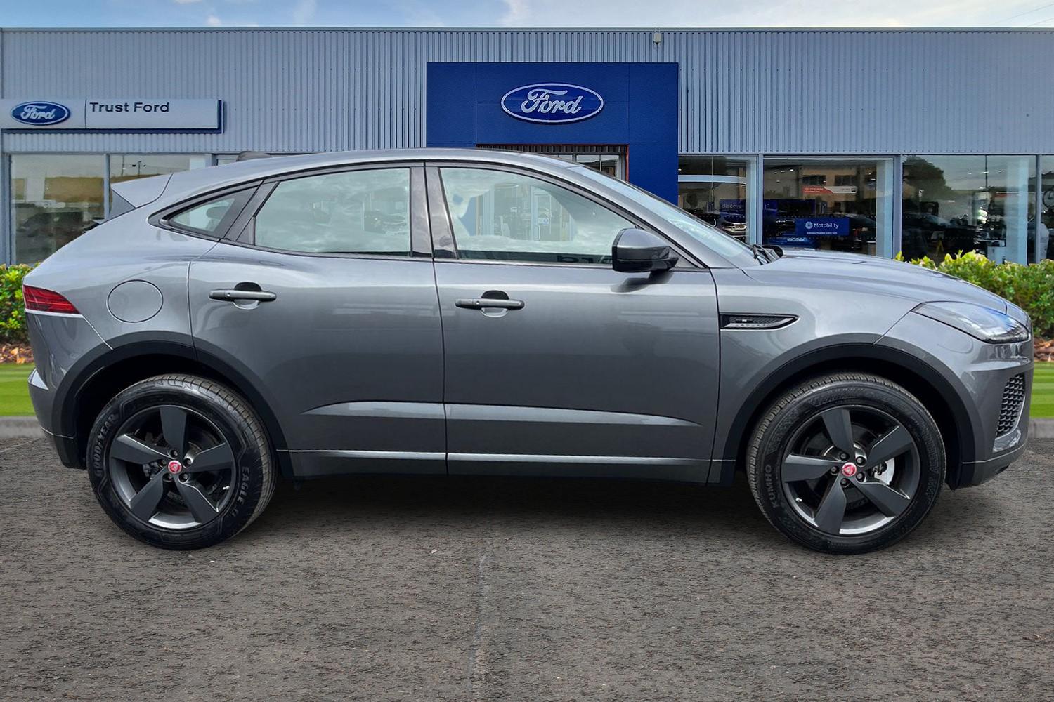 Jaguar E-PACE Photo 2
