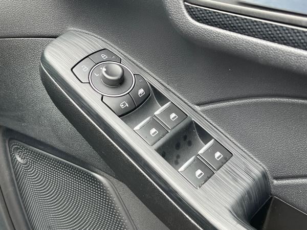 Ford Kuga Photo autoimg-b138138af26c0186a2aefbf1d202cd7efd444c48.jpg