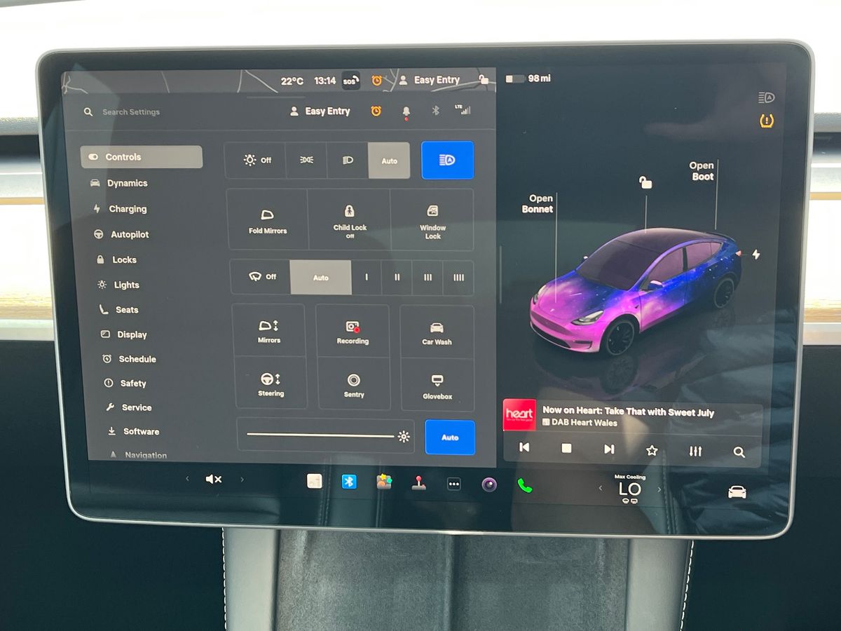 TESLA Model Y Photo 27