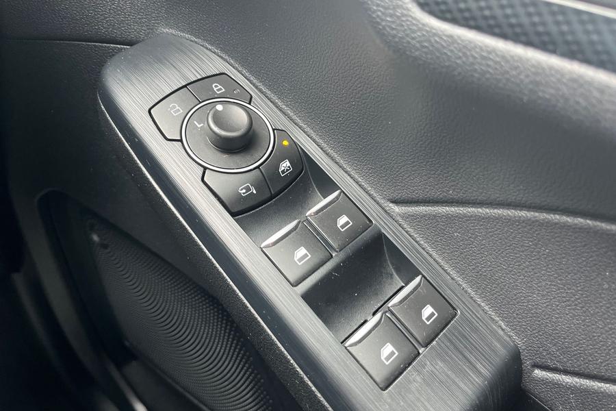Ford KUGA Photo autoimg-b14a54efca33d322980a8571bc7cdb85768d2313.jpg