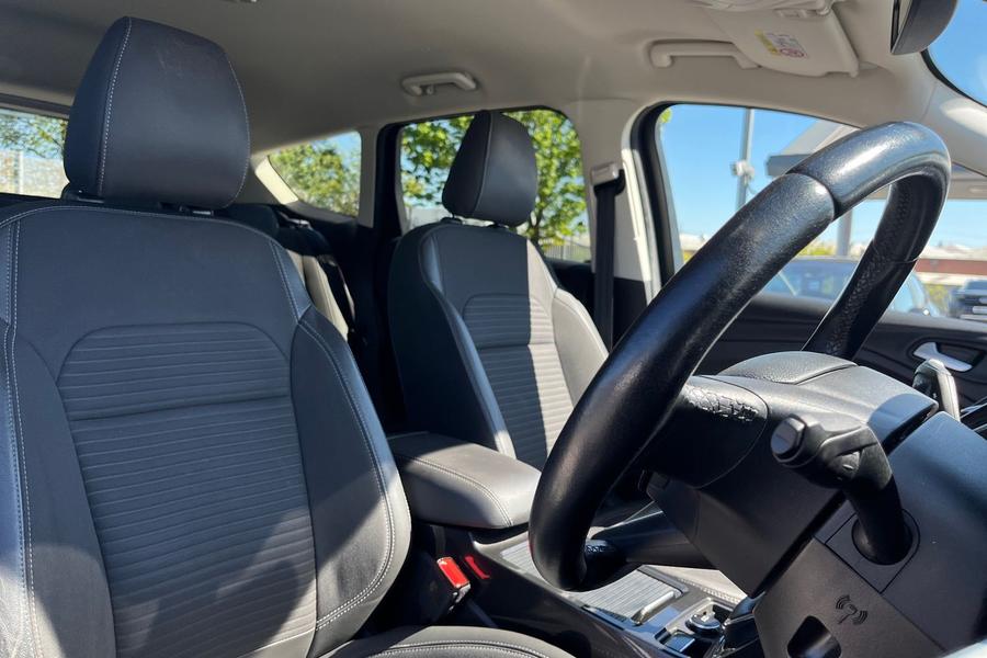Ford KUGA Photo autoimg-b14ade22cacc03ee3d7f3d1407bdf9791b50977f.jpg