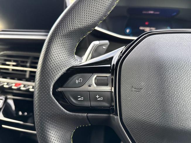 PEUGEOT 208 Photo 16