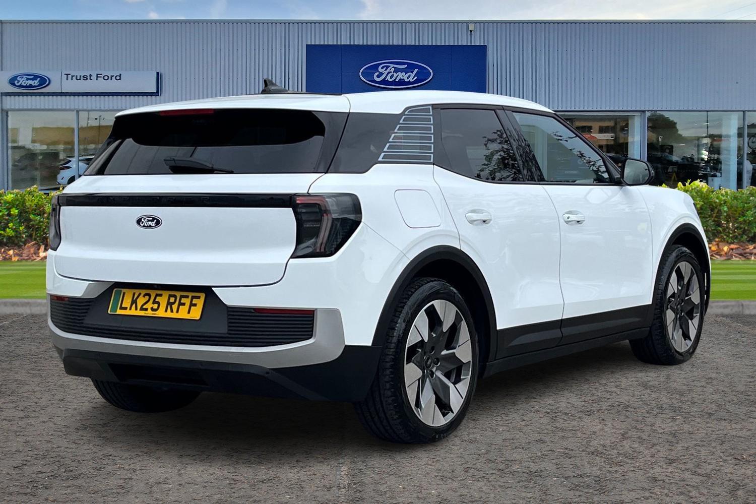 Ford Explorer Photo 3