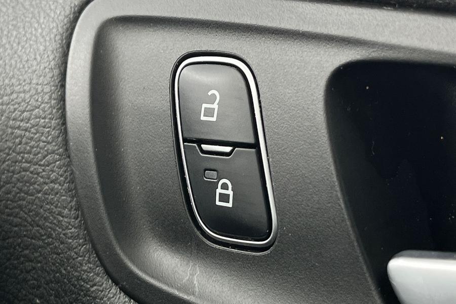 Ford KUGA Photo autoimg-b173019639793f486a5f2c1d6d6e27ce7c5b0318.jpg