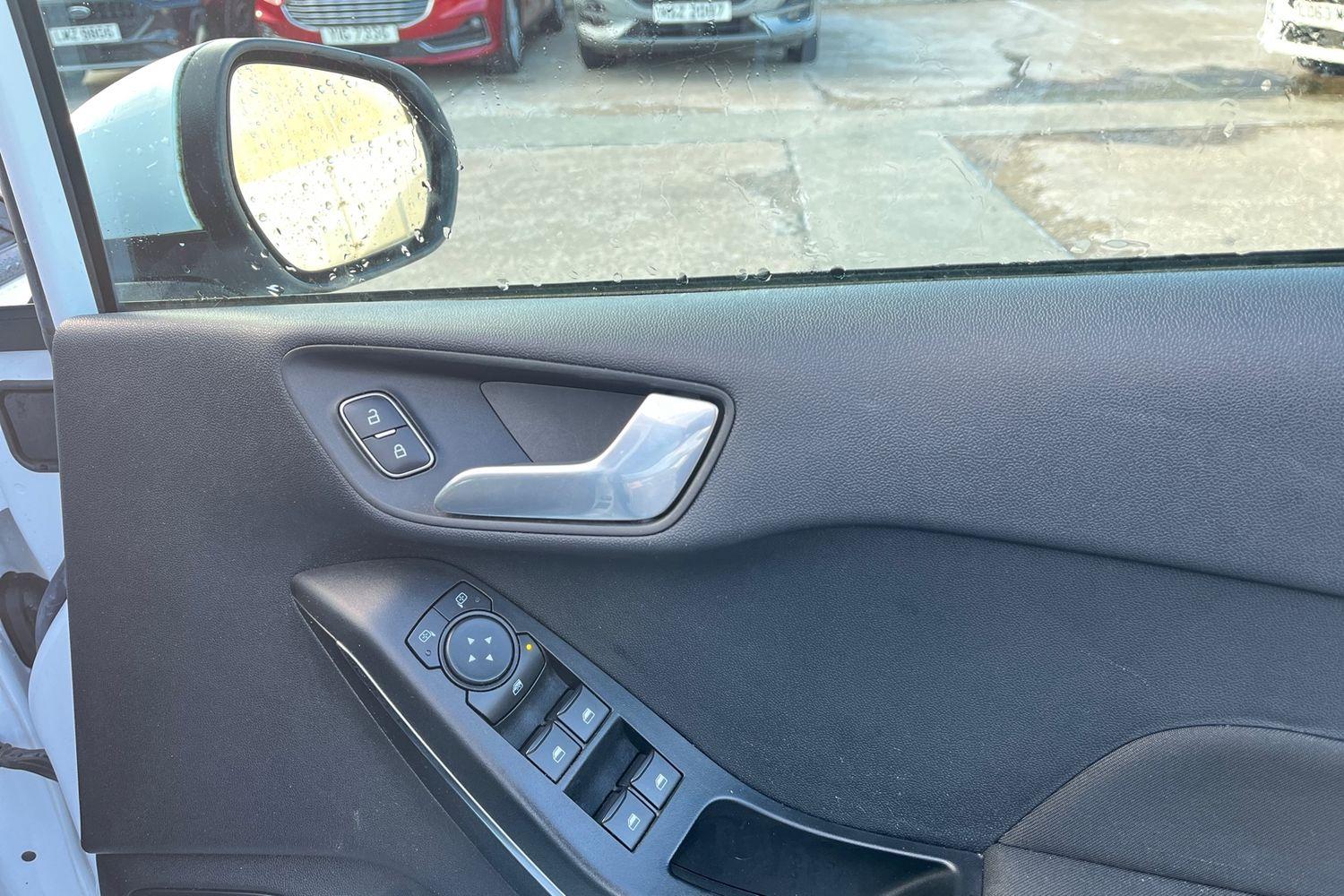 Ford FIESTA Photo 23