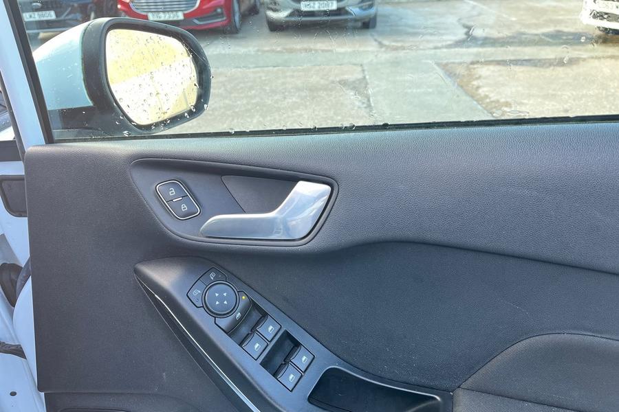 Ford FIESTA Photo autoimg-b17eeda369b348a0d2b667ae31a44835c635951c.jpg