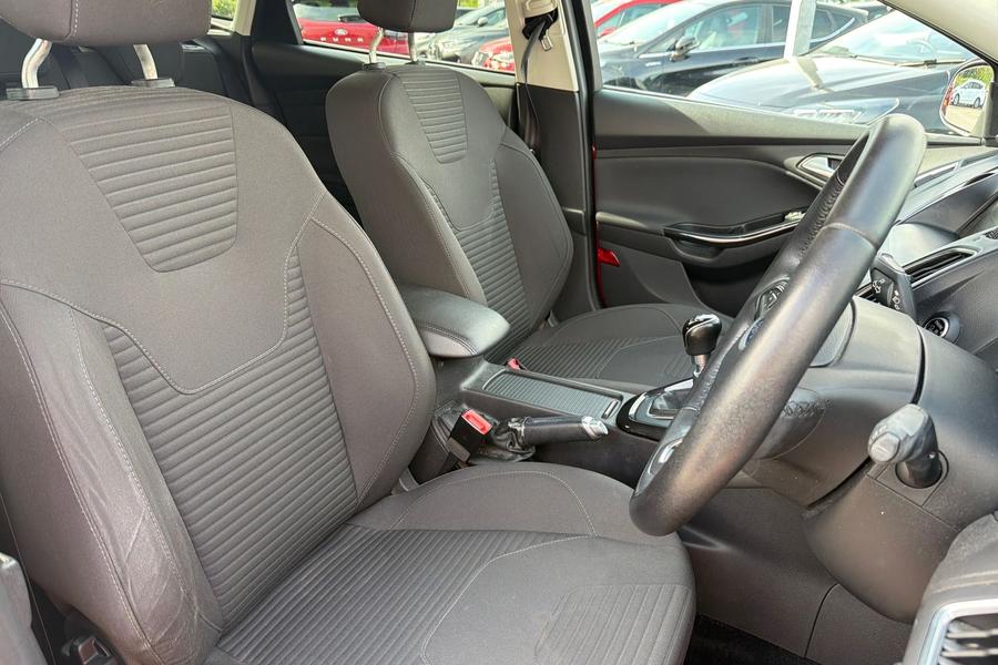 Ford FOCUS Photo autoimg-b1a505adac5c9260a6b0bbda74e083b9e84d7dbc.jpg