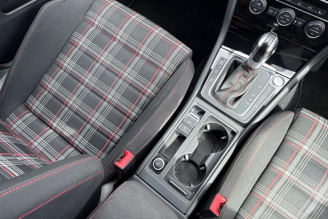 VOLKSWAGEN Golf Photo 24
