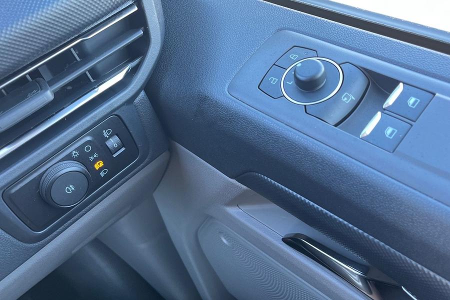 Ford TRANSIT E-CUSTOM Photo autoimg-b1ffe401cabe1460384e6bd4e94868a20dd06ee2.jpg