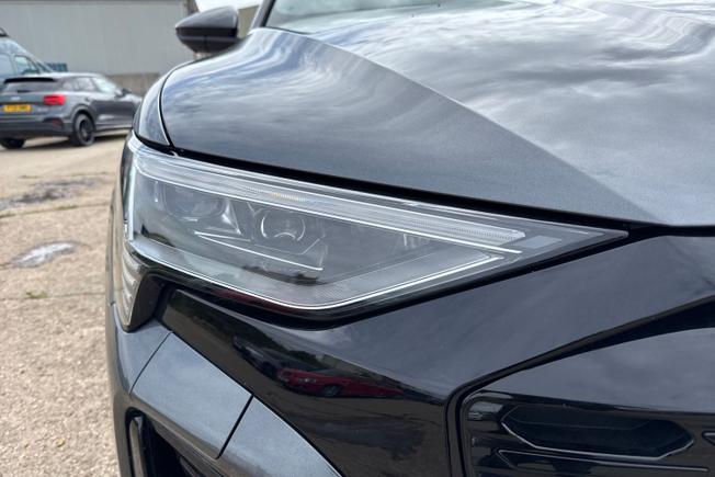 AUDI Q8 E-Tron Photo 19