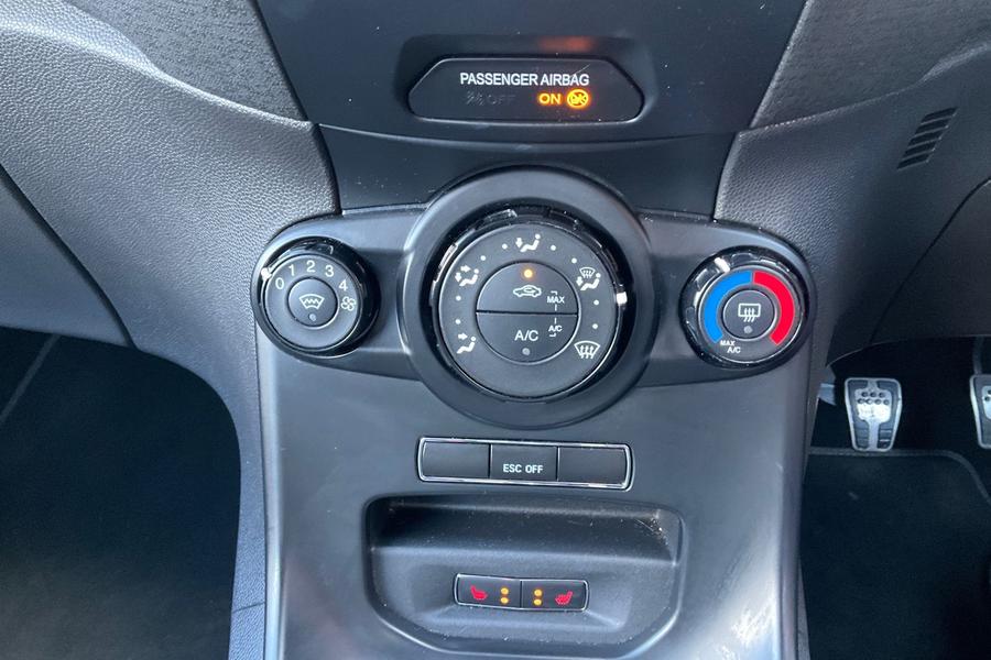 Ford FIESTA Photo autoimg-b204909f4dcb47d29b0ba5fbe54b42974f0a21b7.jpg